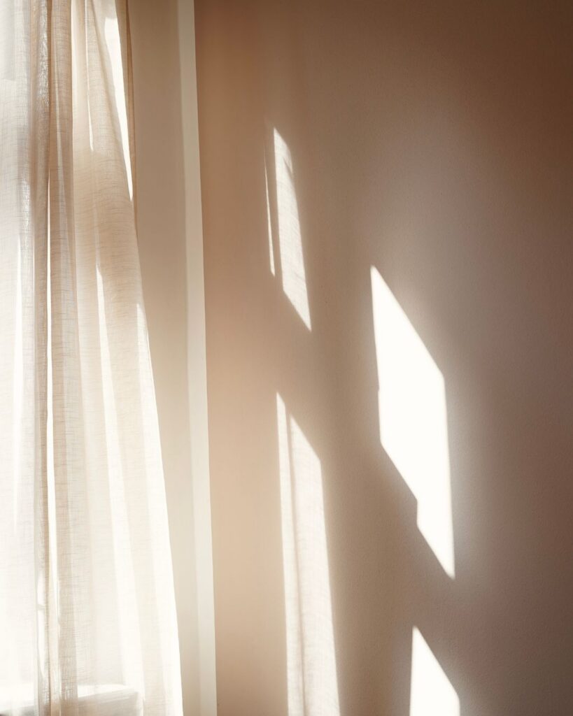 Licht und Schatten an einem Vorhang im Tattoo-Atelier