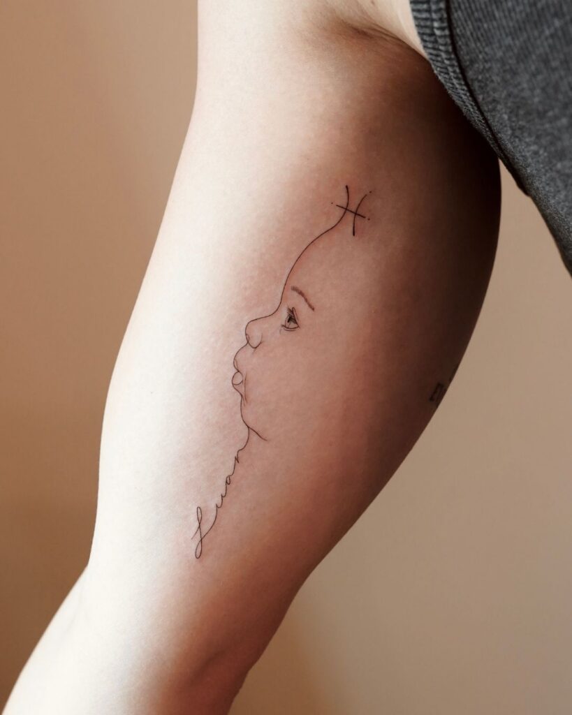 Minimalistisches Fineline Tattoo mit feinem Gesichtsmotiv