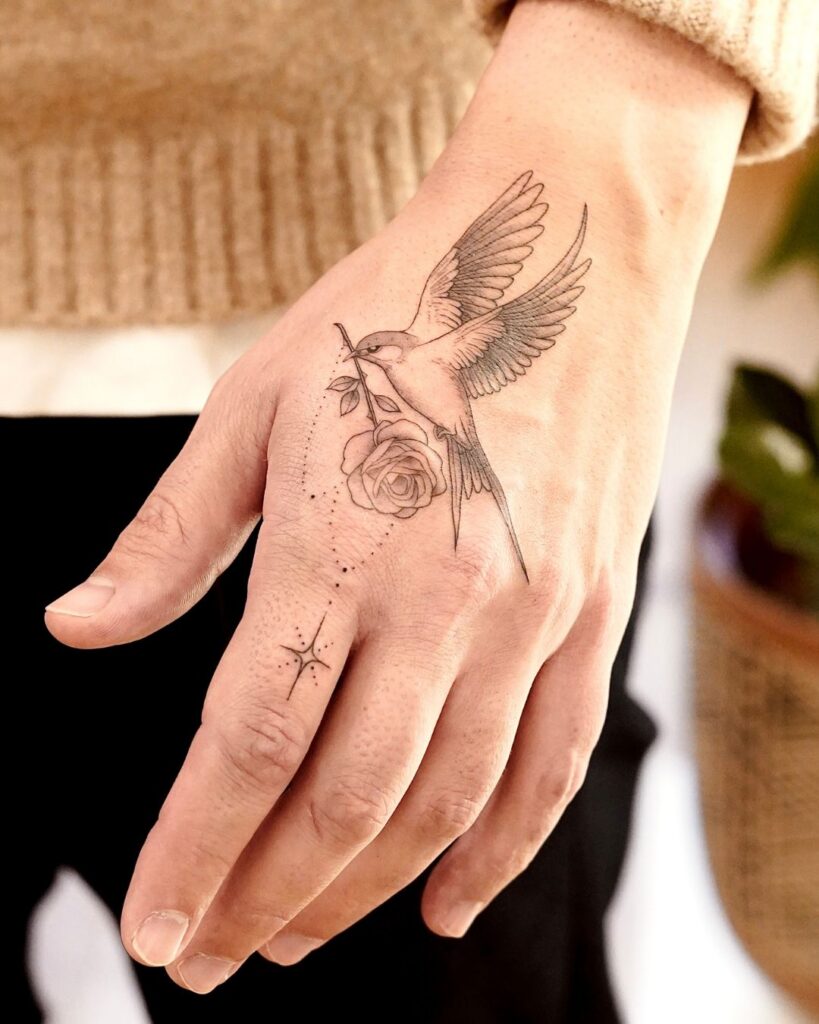 Detailaufnahme eines feinen Fineline Tattoos auf der Hand