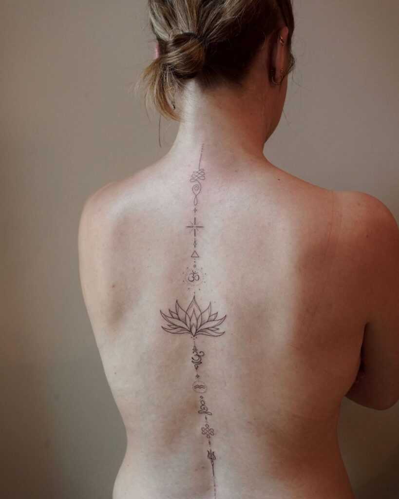 Feines vertikales Fineline Tattoo entlang des Rückens