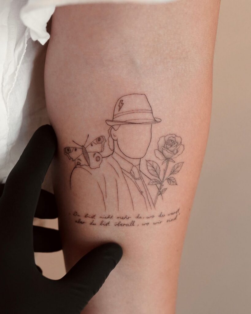 Fineline Tattoo mit detailreichem Illustrationsmotiv