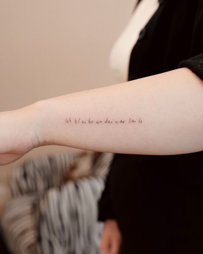 Feiner Schriftzug als Fineline Tattoo am Unterarm
