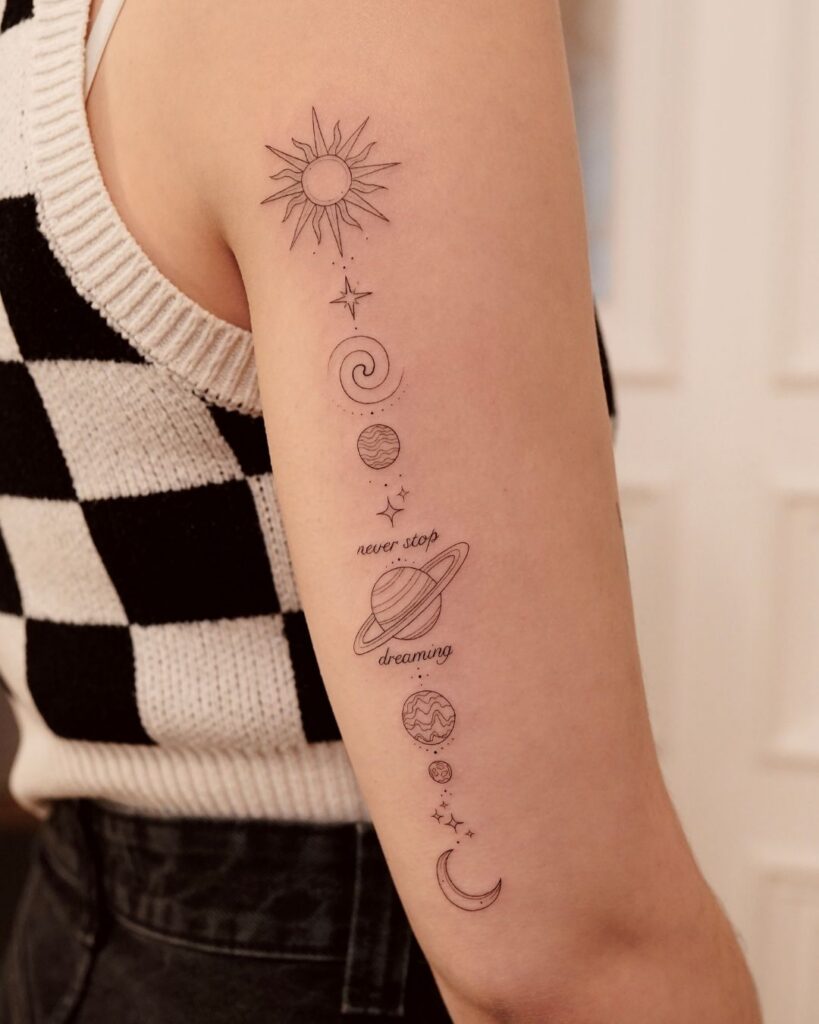 Fineline Tattoo mit Sonne und weiteren feinen Symbolen